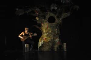 spectacle jeune public et familial autour des arbres, de l'environnement de la communication des arbres et l'intelligence des arbres. spectacle clownesque, burlesque accessible aux enfants à partir de 3 ans