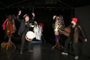 spectacle vivant interactif. les spectateurs choisissent la fin des histoires en votant à main levée. spectacle expliquant les métiers du théâtre, le travail des comédiens avec des histoires drôles et tendres, du rire, de nombreux personnages spectacle accessible à partir de 3 ans