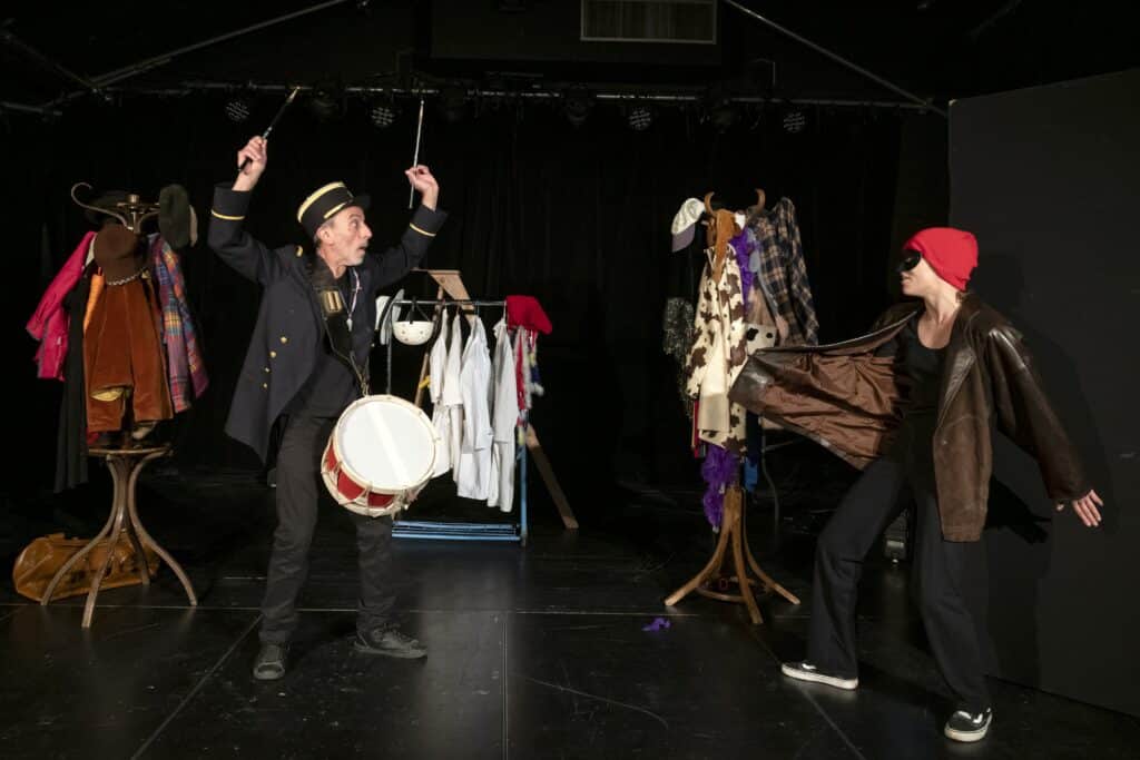 spectacle vivant interactif. les spectateurs choisissent la fin des histoires en votant à main levée. spectacle expliquant les métiers du théâtre, le travail des comédiens avec des histoires drôles et tendres, du rire, de nombreux personnages spectacle accessible à partir de 3 ans