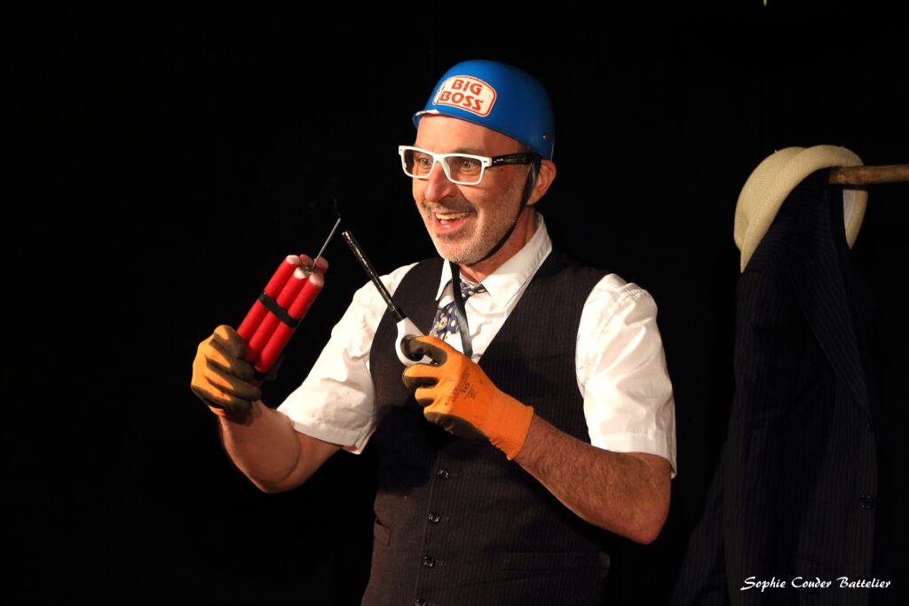 La Cie Le petit atelier vous propose un spectacle mi-clown, mi-théâtre autour de la thématique de l’arbre. La magie de l'arbre est un duo burlesque sur l'intelligence des arbres.