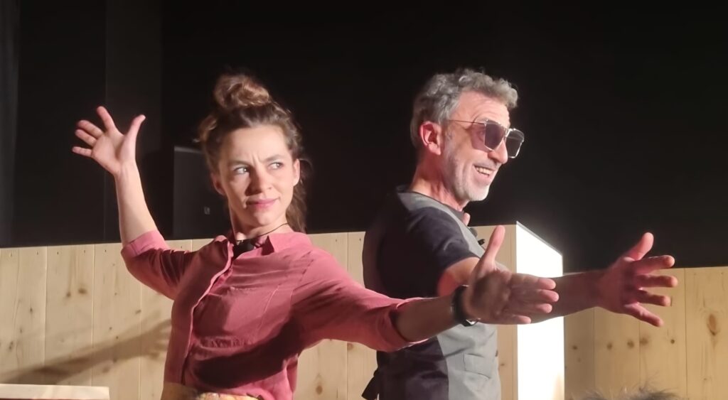 Quand les histoires absurdes et poétiques de Michaël Faure, dans la veine de Raymond Devos, rencontrent les textes tendres, drôles et impertinents de Juliette... Un cabaret de mots et de chansons, où l’on rit, on s’émeut et on se surprend… contre toute attente !