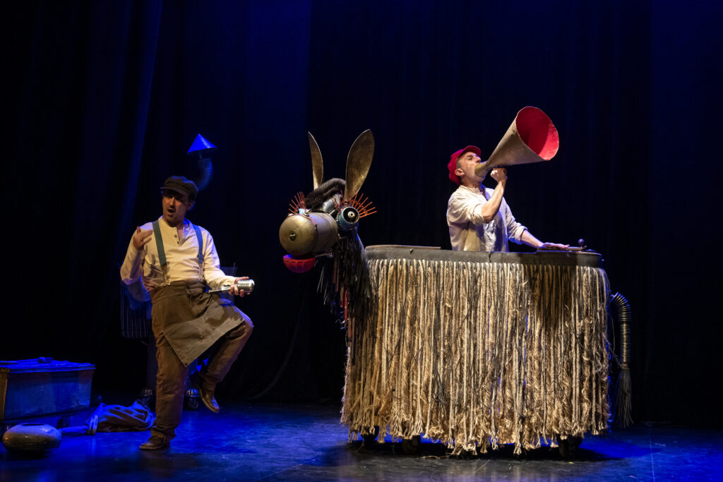 Comédie musicale et théâtrale inspirée du conte "Les musiciens de Brême" des frères Grimm. Spectacle jeune public et familial pour aborder le temps qui passe. Théâtre intergénérationnel pour parler de la vieillesse et des changements sociétaux.